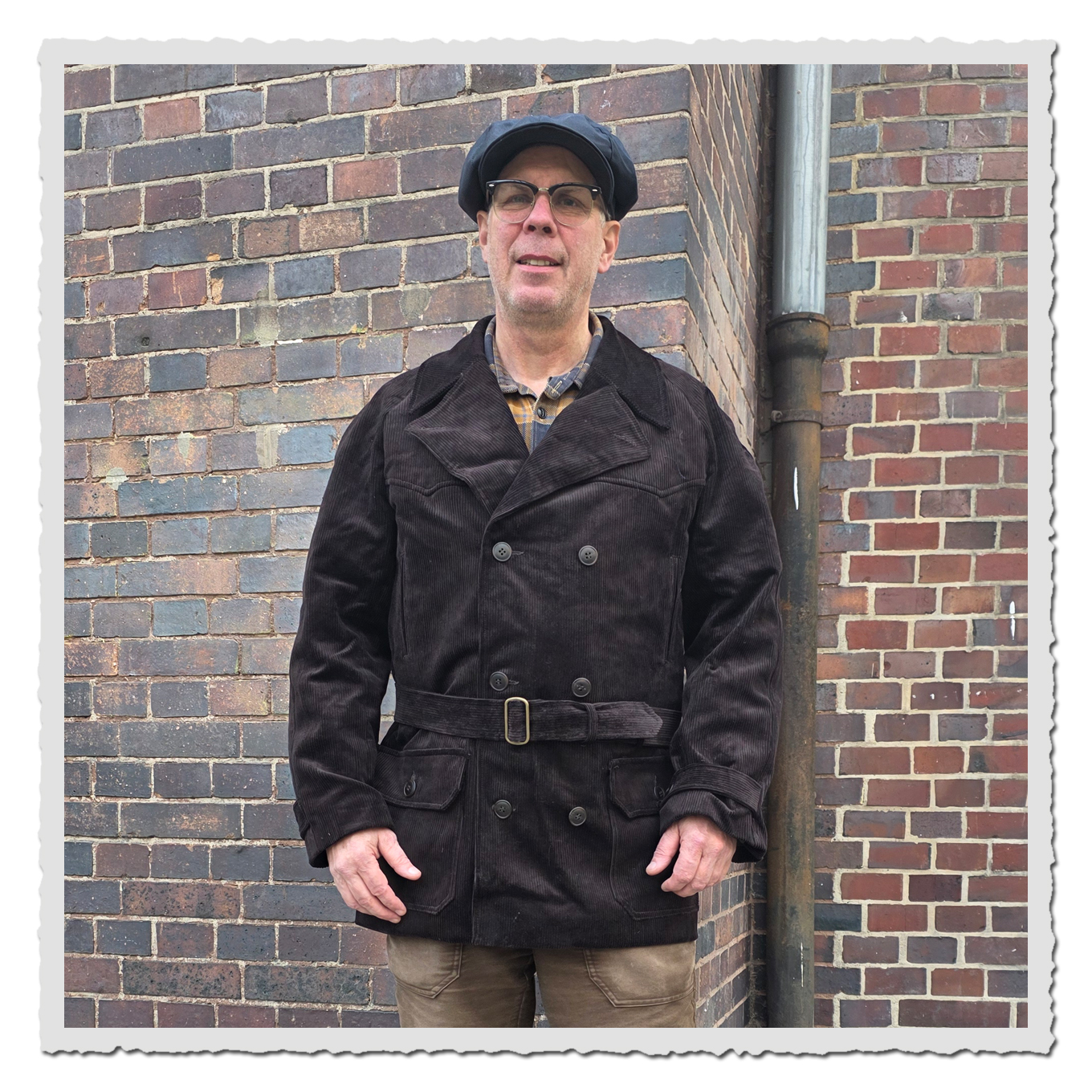 Kutscherjacke Fritz schwarzbraun aus Cord, Frontansicht am Modell